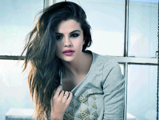 
	
	Tuy bị phát hiện đã gặp gỡ Justin Bieber trong những ngày đầu năm 2014 thế nhưng Selena Gomez khẳng định rằng, cô vẫn độc thân.
